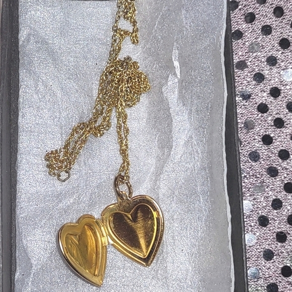 Gold Heart Locket Pendant - Picture 3 of 8